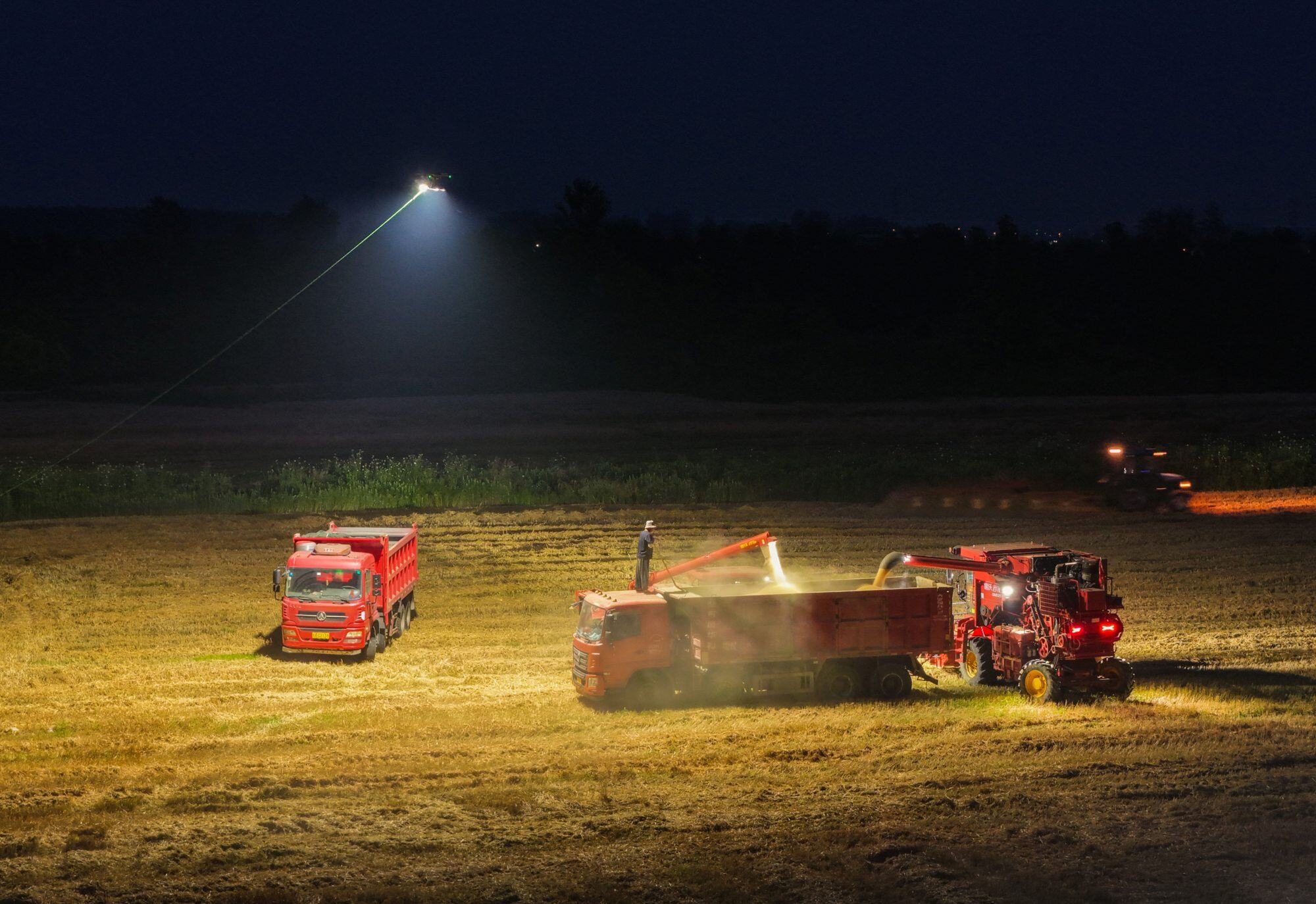 En China usan drones con una potente luz para iluminar la cosecha en plena noche