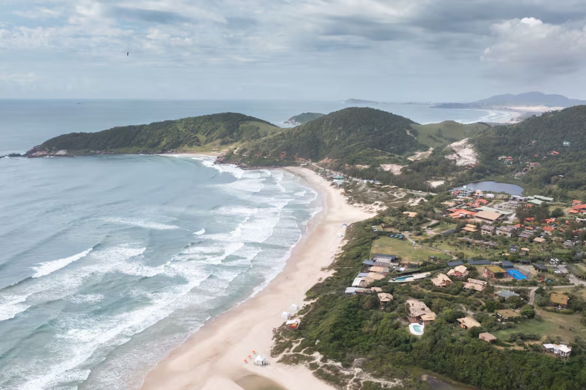 Ni Río ni Florianópolis: la playa que se volvió la favorita de celebridades y jóvenes argentinos
