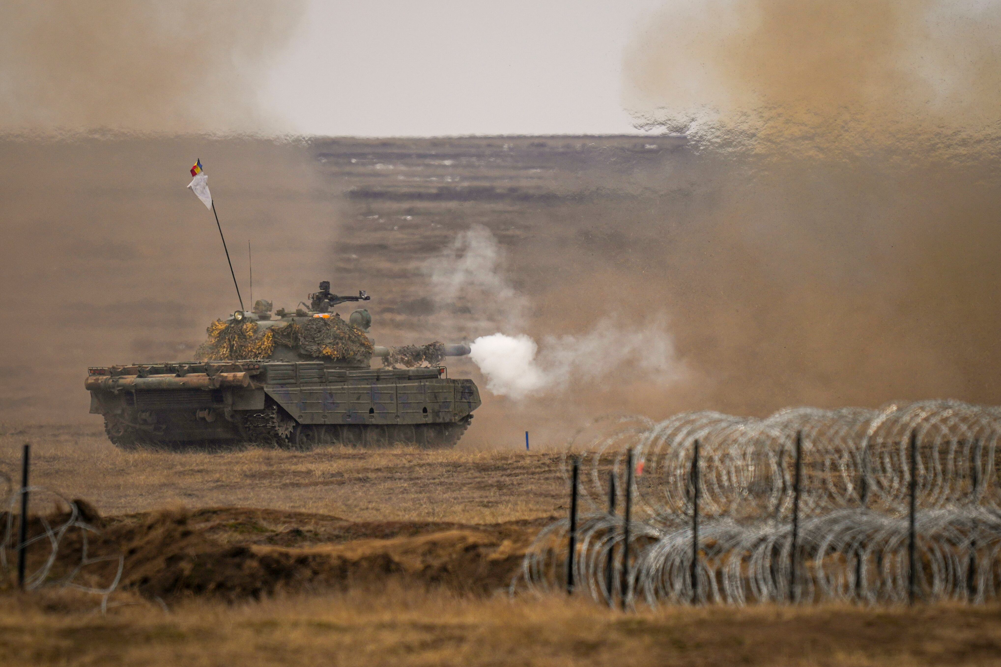 Un tanque dispara durante el ejercicio Steadfast Dart 2025 de la OTAN en un campo de entrenamiento en Smardan, Rumania