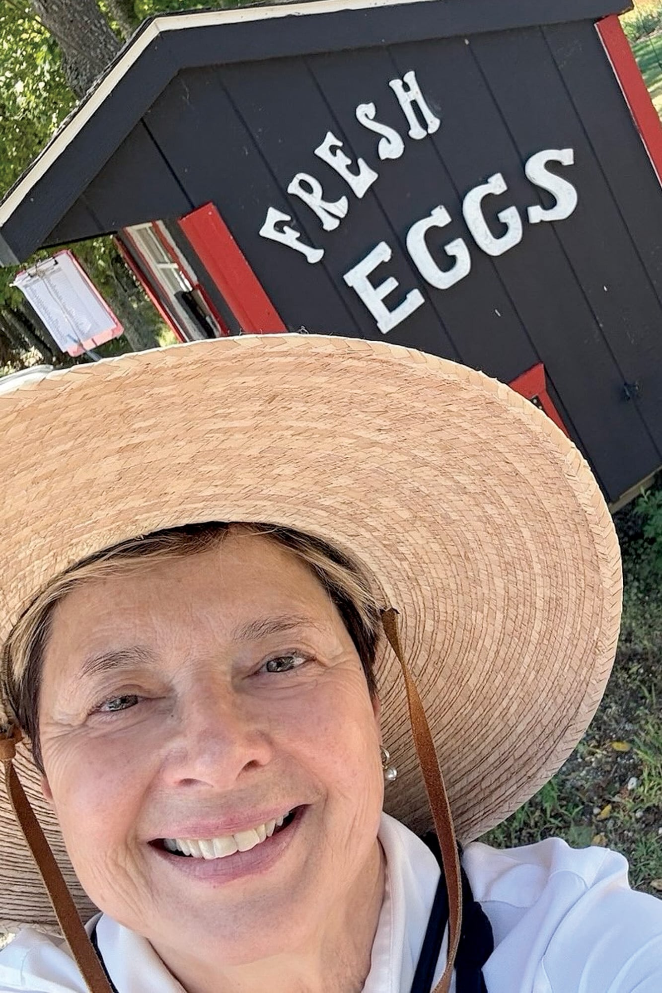 En su gallinero, la actriz tiene más de 200 gallinas. En 2018, publicó Mis gallinas y yo, un libro en el que cuenta su experiencia e investigación sobre las gallinas ancestrales