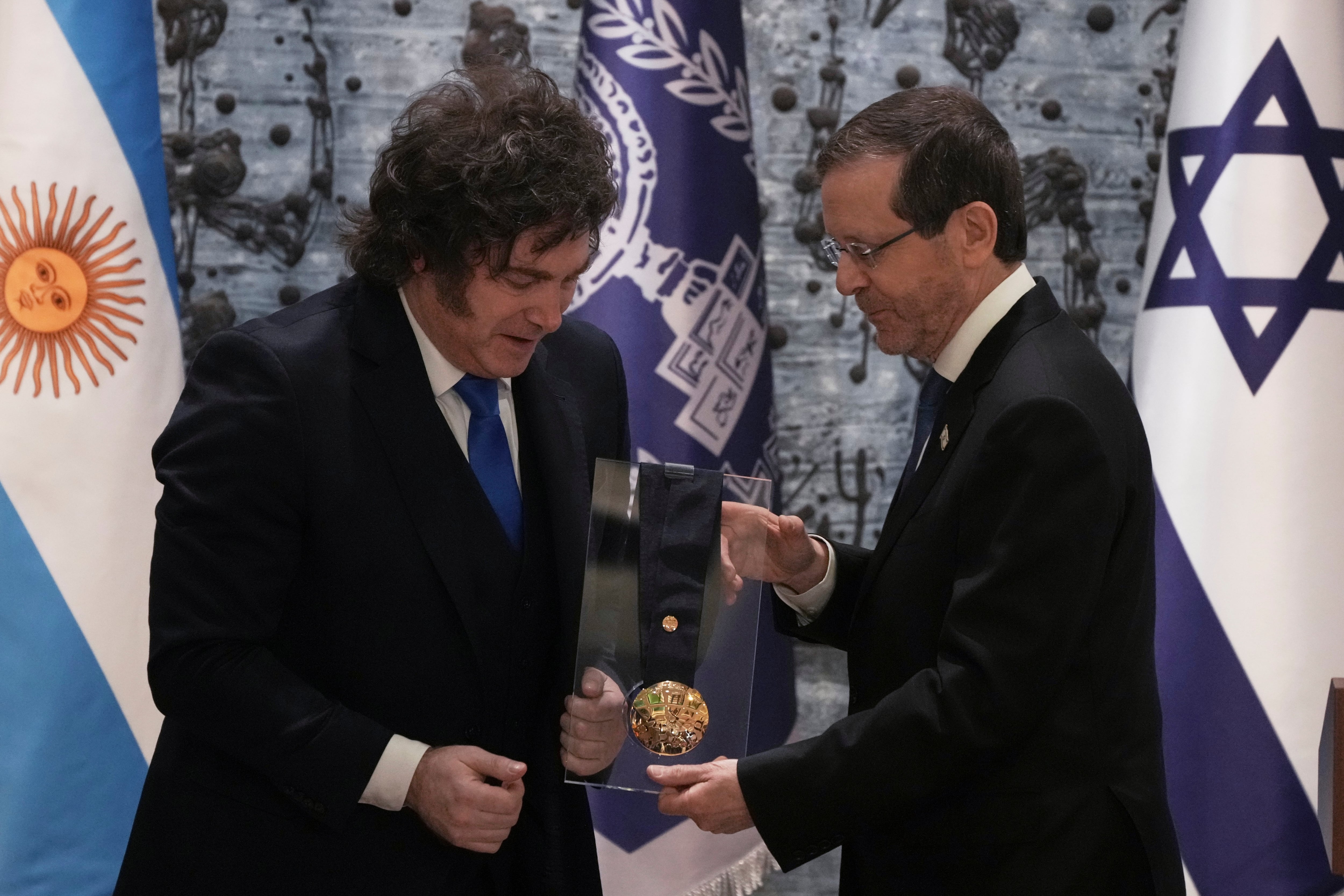 Último día de Milei en Israel: polémicas por la ceremonia en la que encenderá una antorcha 5 Milei recibió la Medalla de Honor del presidente israelí, Isaac Herzog