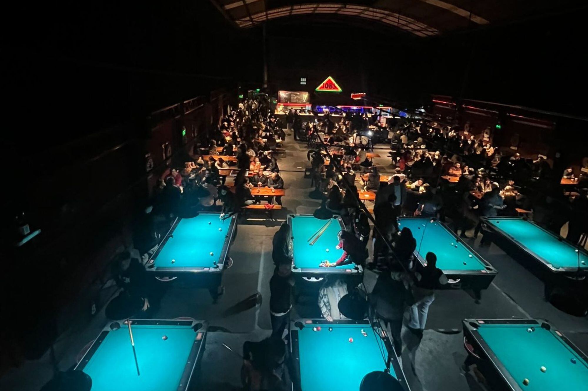 Para quienes prefieren moverse un poco en Jobs también hay mesas de pool y torneos de Daytona