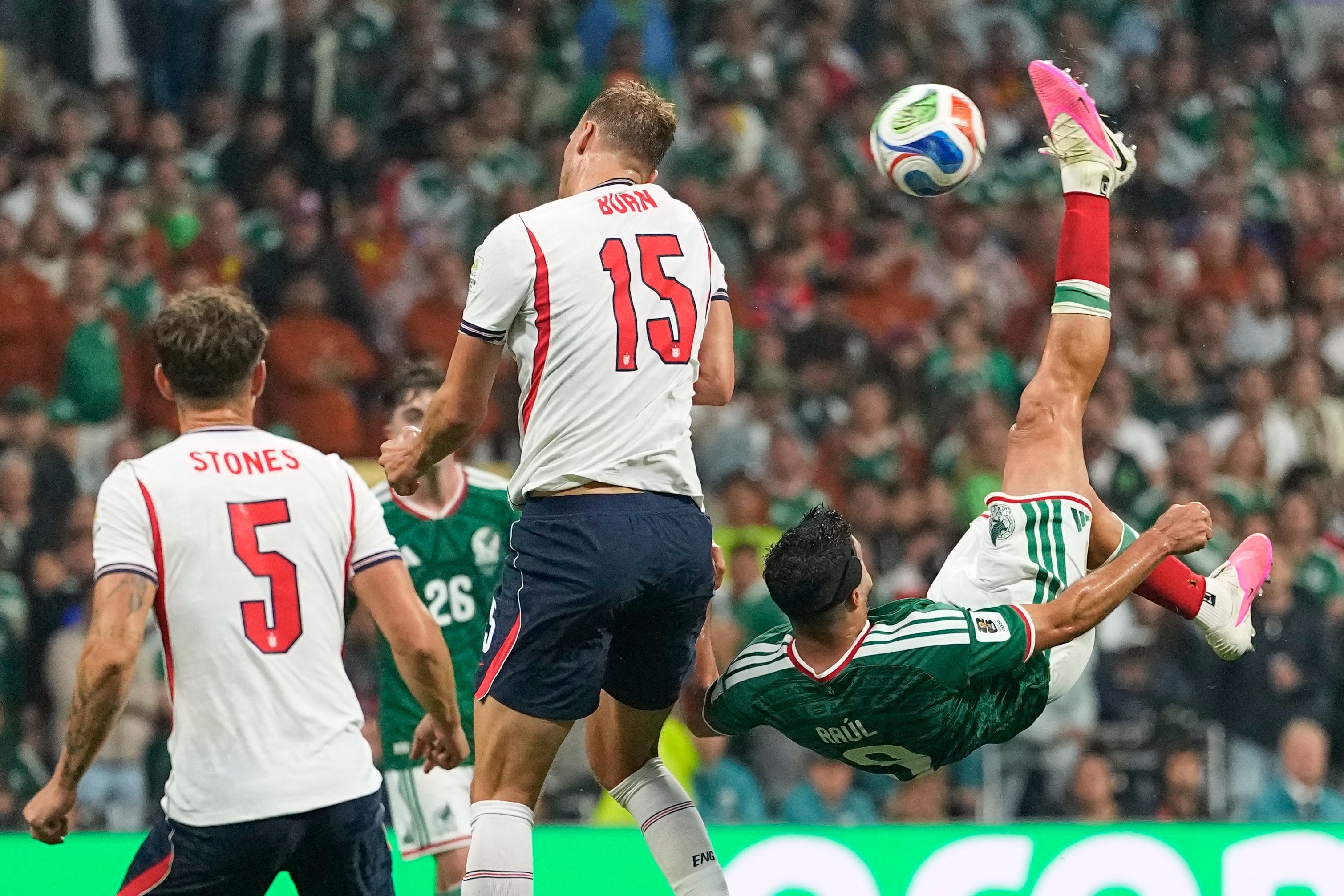 Raúl Jimenez intenta una pirueta en el área, pero la pelota dará en la espalda de Burn (AP Photo/Natacha Pisarenko)