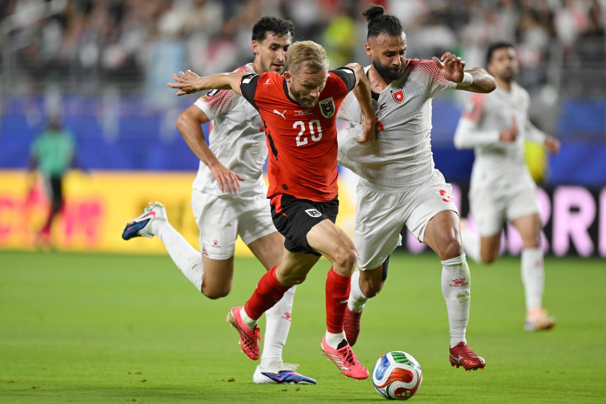 Austria vs. Jordania, en vivo por el Mundial 2026: el minuto a minuto del partido 6 Konrad Laimer avanza y deja atrás a Yazan Alarab (AP Photo/Eakin Howard)