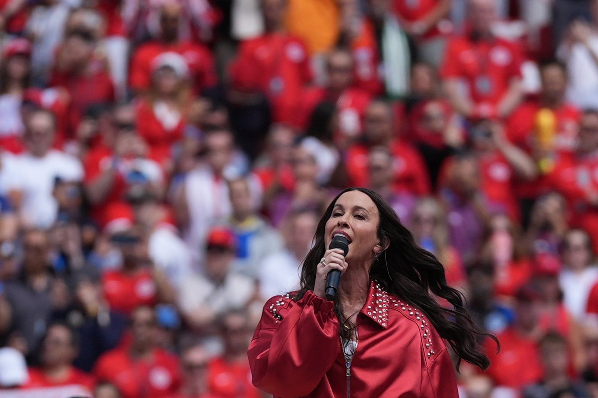 Alanis Morisette entonando el Himno canadiense en la apertura del Mundial 2026