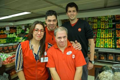 Tiene Síndrome de Down y trabaja en un supermercado hace 25 años - LA NACION