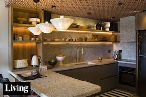 Un departamento que llamó la atención por su uso audaz del empapelado y la combinación de tramas