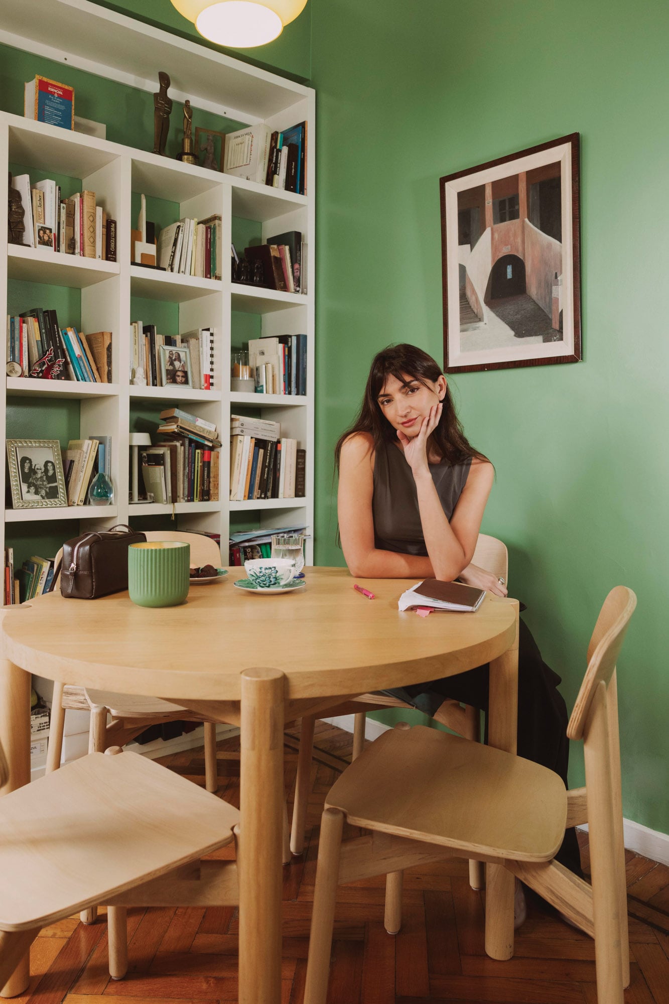 Sobre la mesa, una de las carteras
de su propia marca, FP. “Me encanta
encontrarme chicas que las llevan por la
calle”, asegura Paloma