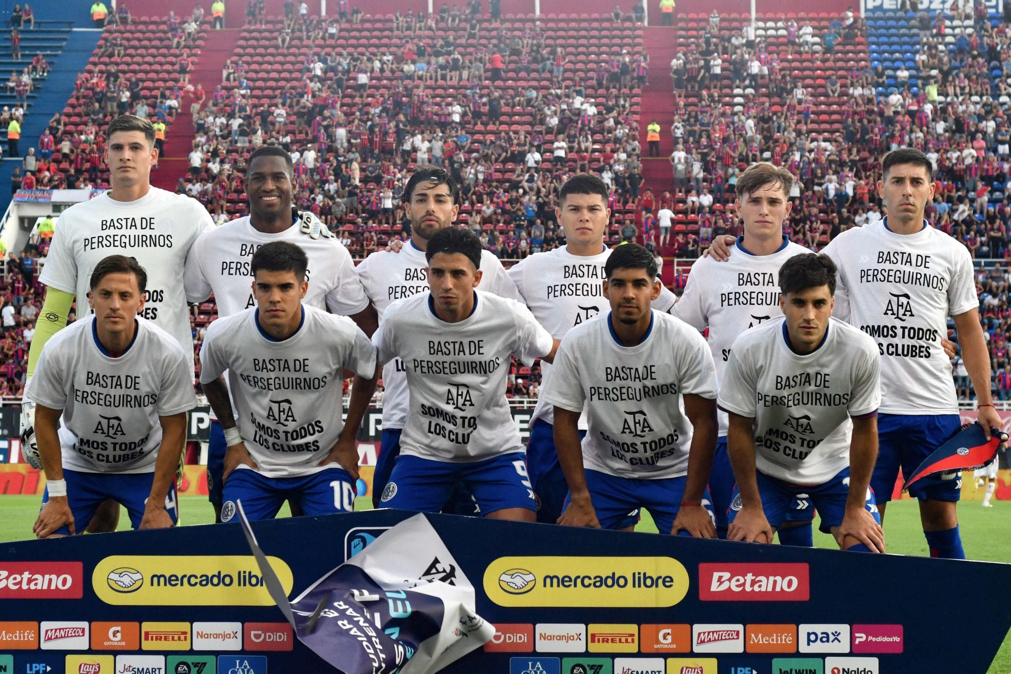 San Lorenzo y las camisetas de la polémica, con una postura en defensa de la AFA, mientras los hinchas cantaban contra Tapia (Photo by FACUNDO MORALES / AFP)