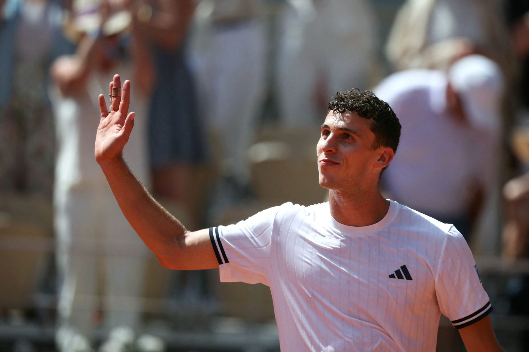 Juan Manuel Cerúndolo venció a Jannik Sinner, número 1 del mundo, y consumó en Roland Garros el mayor triunfo de su carrera