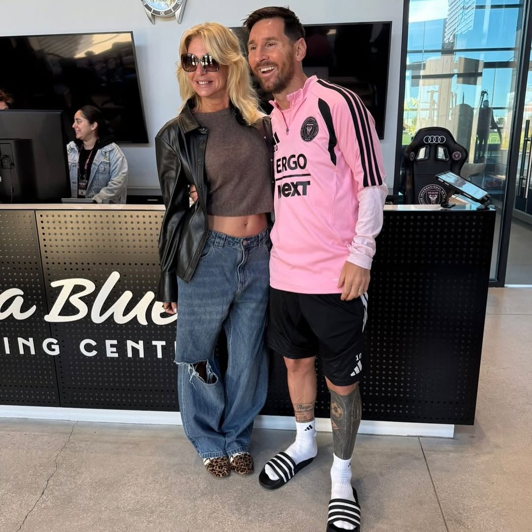 Messi se mostró distendido y sonriente para recibir a la pareja (Foto: @yanilatorre)