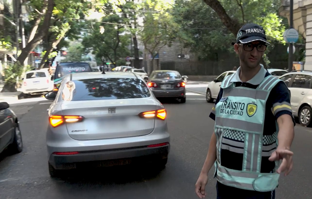 Combate a la doble fila: los infractores, sin advertirlo, obligan a maniobras riesgosas, frenan colectivos o generan una cadena de bocinazos que se extiende por cuadras