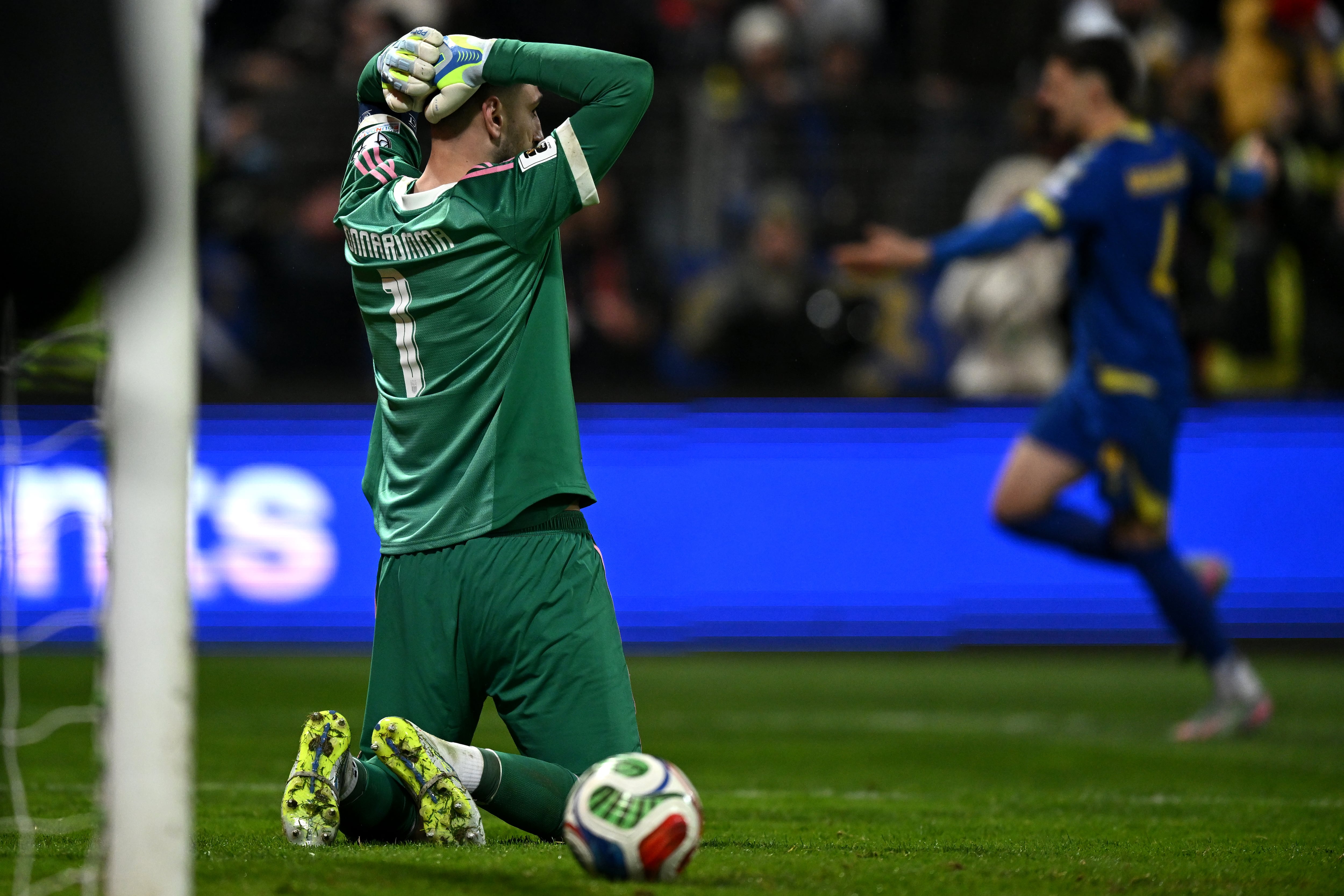 Gianluigi Donnarumma, el arquero italiano, que sólo pudo adivinar el último penal, que finalmente ingresó y significó la clasificación de Bosnia y Herzegovina al Mundial