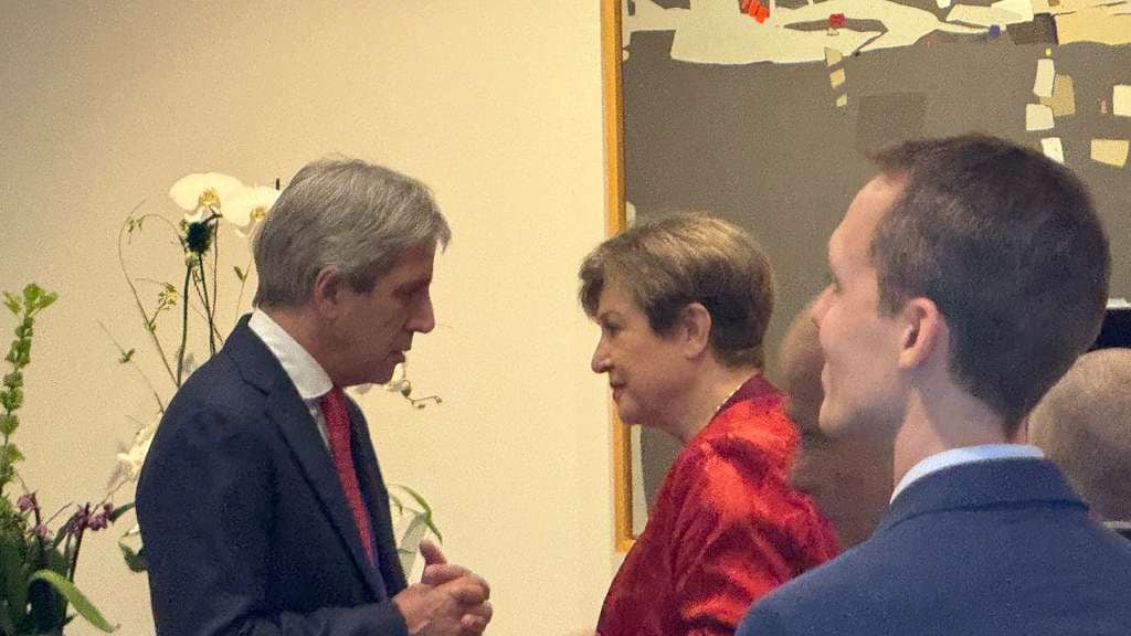 Luis Caputo y Kristalina Georgieva, en Washington.