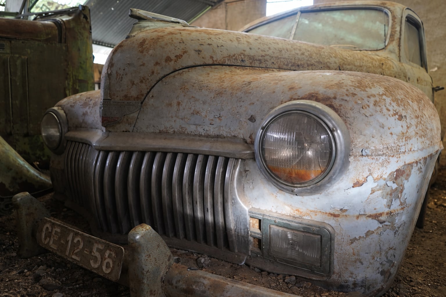 Entraron a un galpón abandonado, encontraron una colección de autos invaluables, pero un detalle les llamó la atención 9 DeSoto Deluxe Special