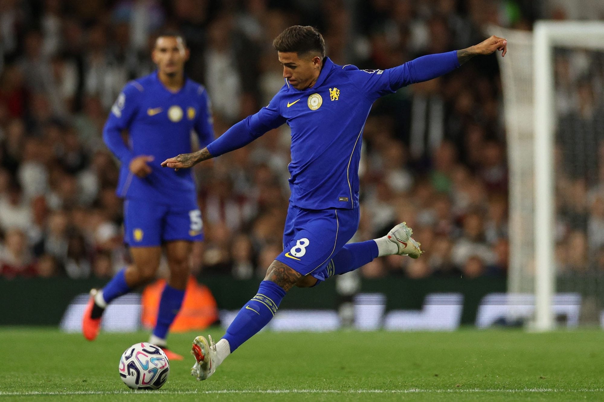 Enzo Fernández remate durante la victoria de Chelsea sobre Fulham