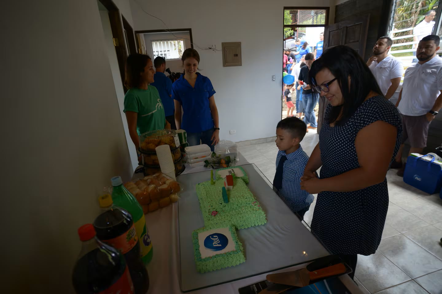 Así celebró Cindy Mora con su hijo el día que le entregaron la casa