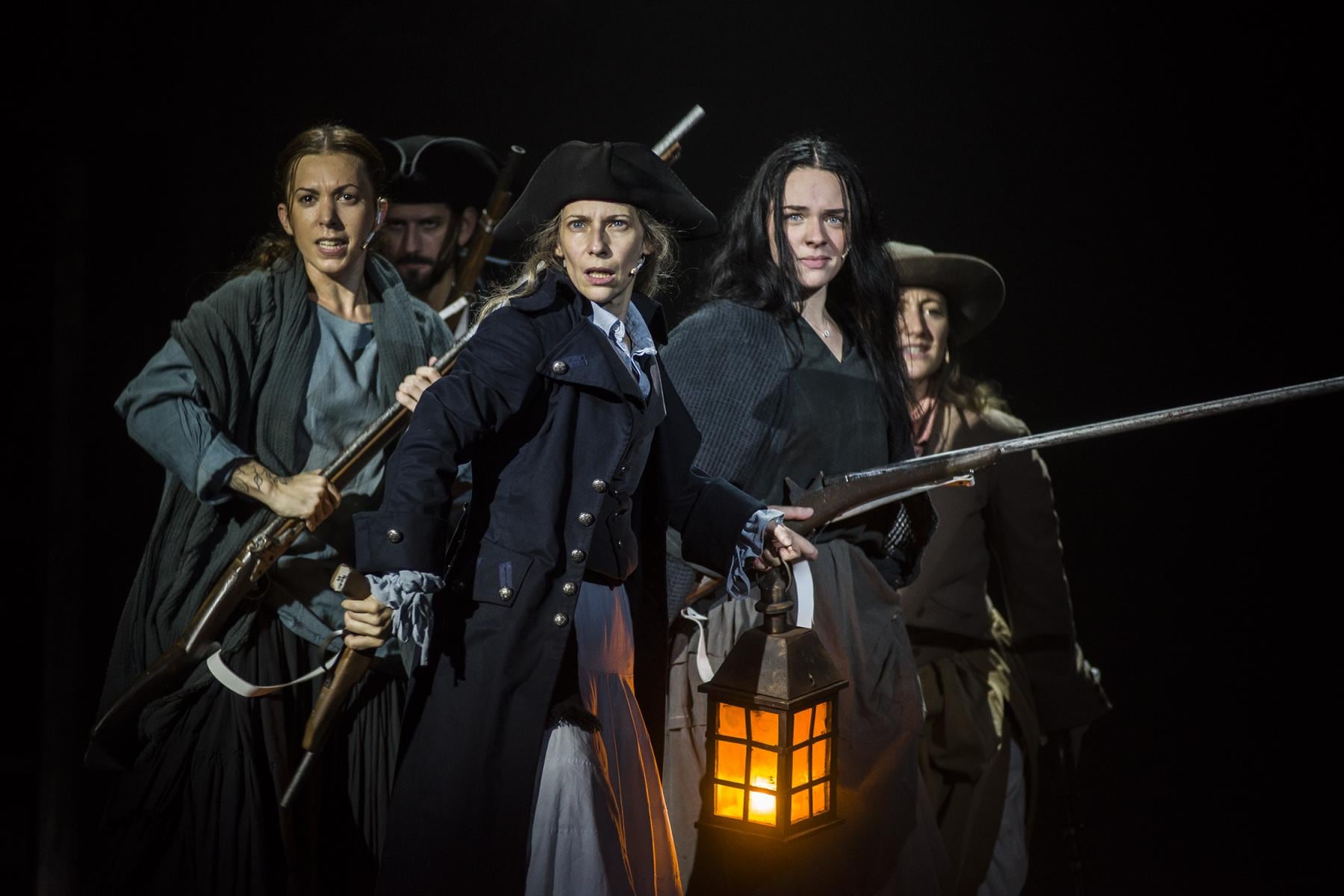 Así es Invasiones I: una puesta impactante con música de Charly García que no siempre dialoga con el hecho histórico