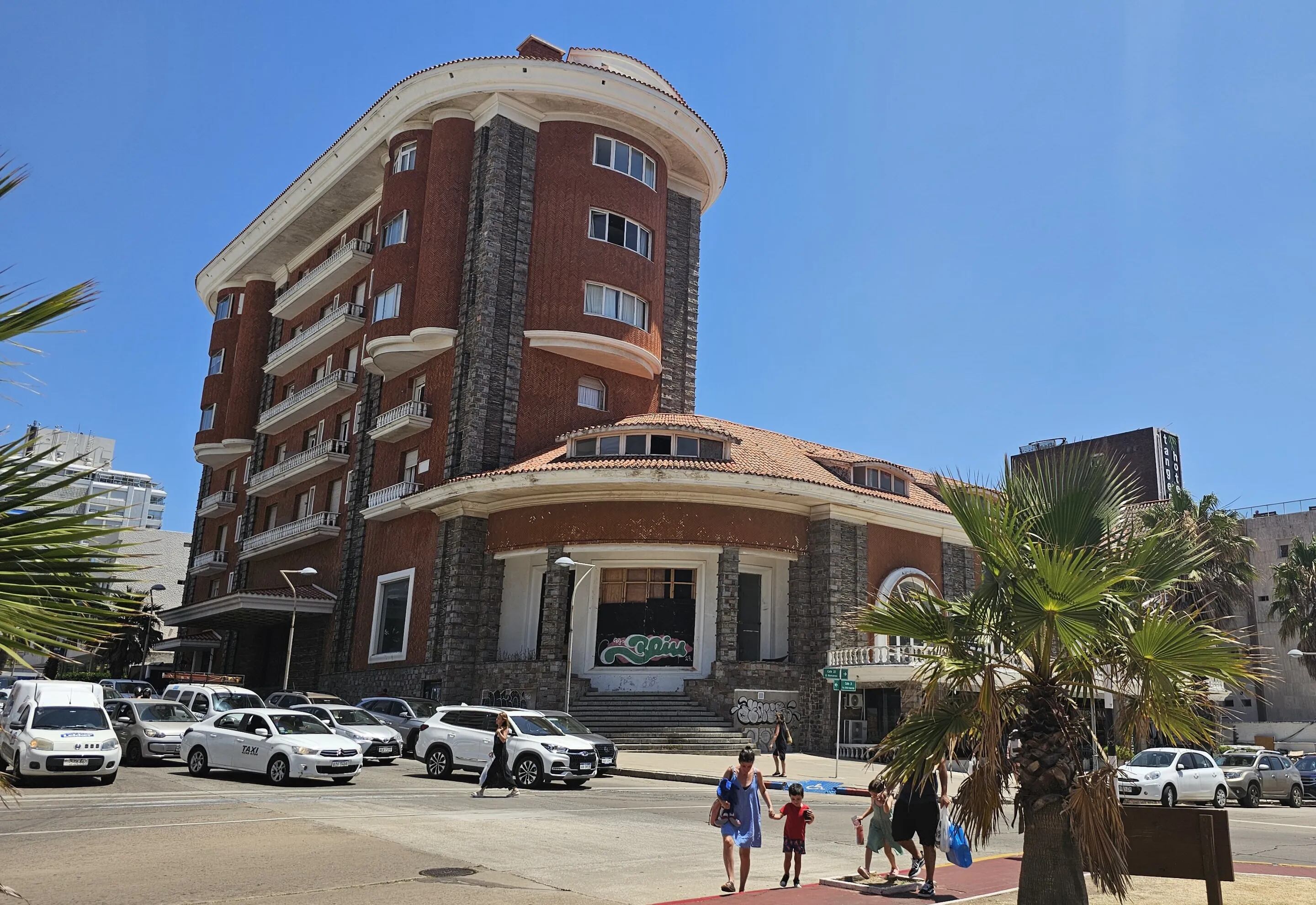 Hotel Casino Míguez: parte del emblemático edificio de Punta de Este está abandonado, en venta, y espera renacer
