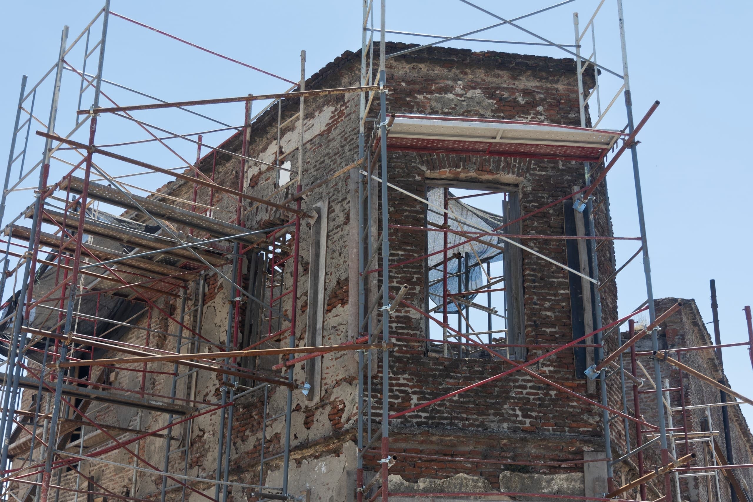 Obras de restauración en el almacén El Triunfo de La Boca. “Frenar el deterioro, consolidar constructiva y estructuralmente el edificio, y sanear su entorno inmediato”, afirman desde el ministerio de Cultura de la Ciudad, a cargo de Gabriela Ricardes.