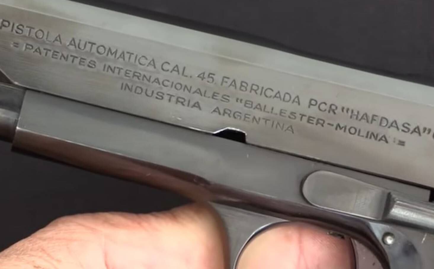 La inscripción con los datos básicos en la corredera de la pistola Ballester Molina, un arma de industria argentina