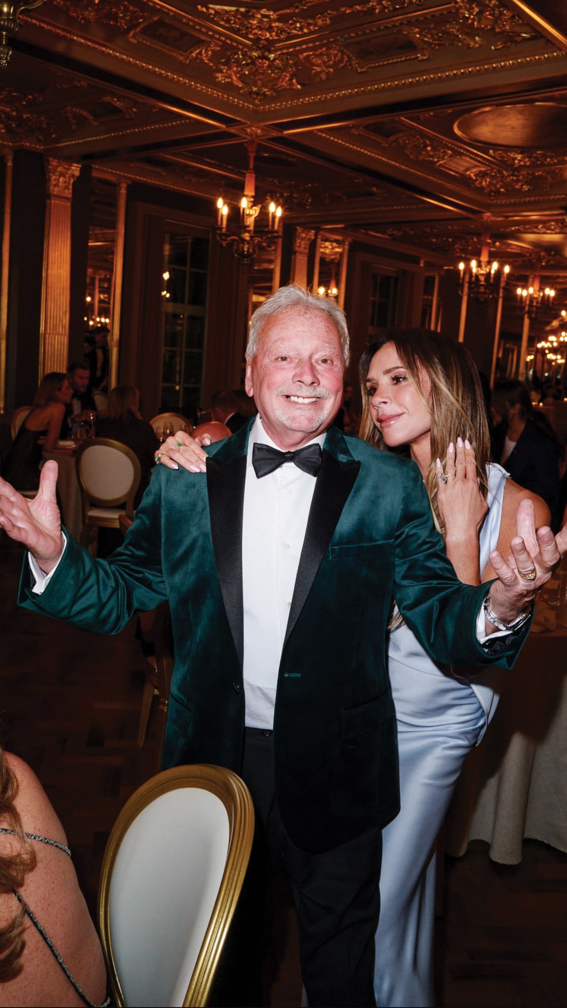 “Una noche increíble celebrando a mi maravilloso padre”, posteó en sus redes Victoria, quien eligió un vestido de satén de su propia marca. En el reciente documental que Netflix hizo sobre su vida, la empresaria contó sobre la gran conexión que tuvo siempre con él, que es
ingeniero electrónico