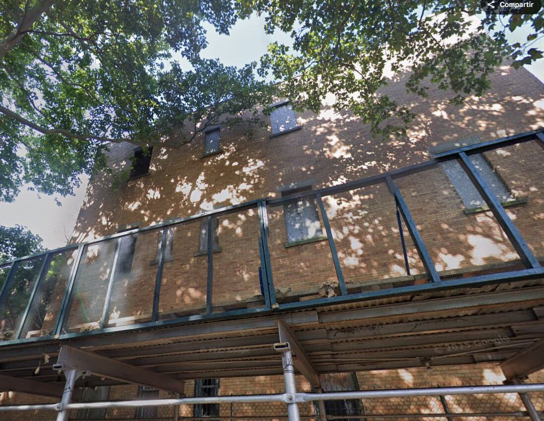El edificio está siendo construido en el 1546 de East New York Avenue