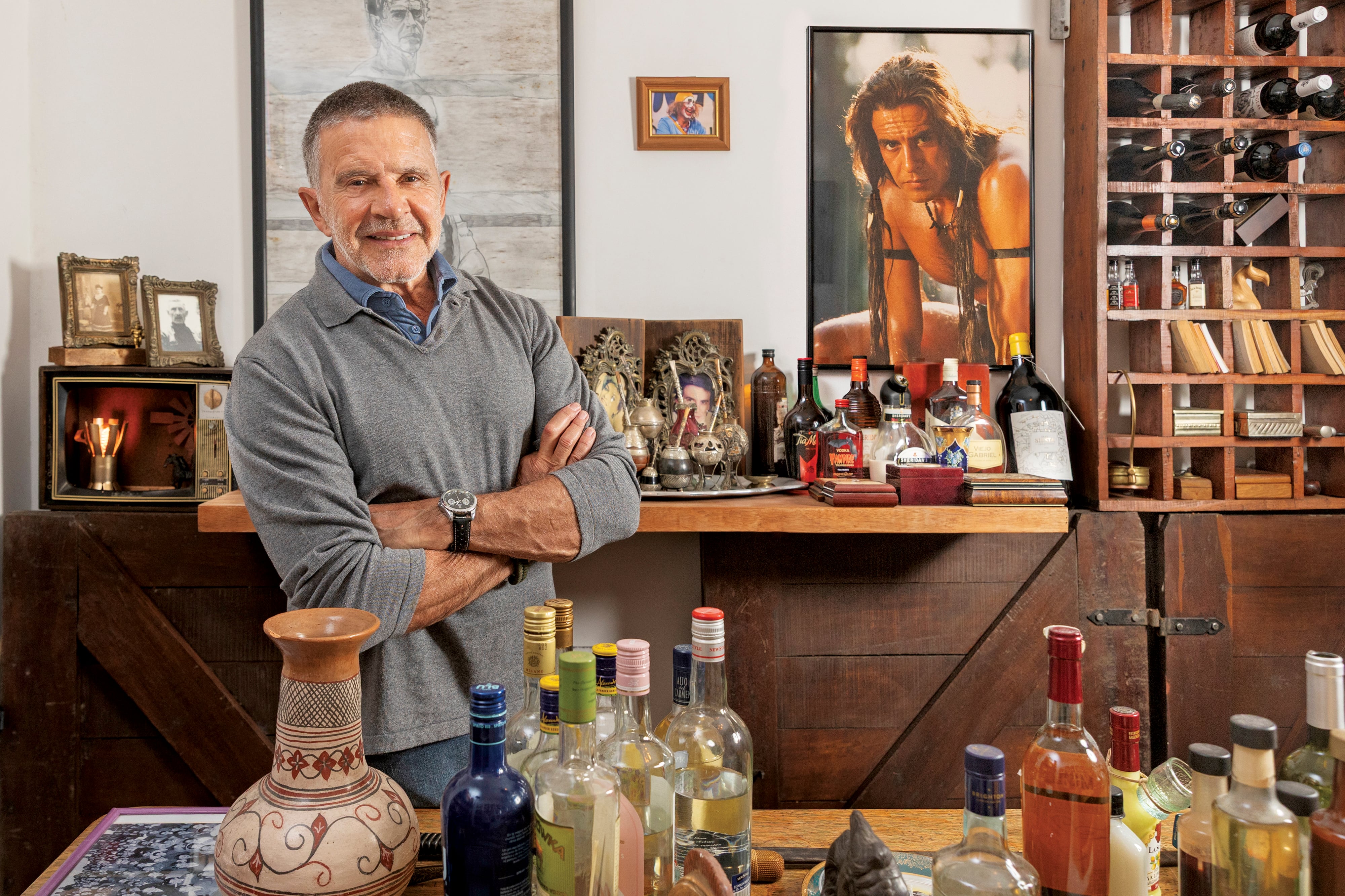 En su nueva casa, el actor destinó una de las habitaciones para montar una cava y para guardar sus recuerdos más preciados: desde una
colección de mates y discos de vinilo y libros favoritos hasta fotos de sus antepasados y las de sus éxitos. Además de conservar la mesita en la cual su papá jugaba al truco, tiene su primera televisión (intervenida por la artista Flor Fadigati)
