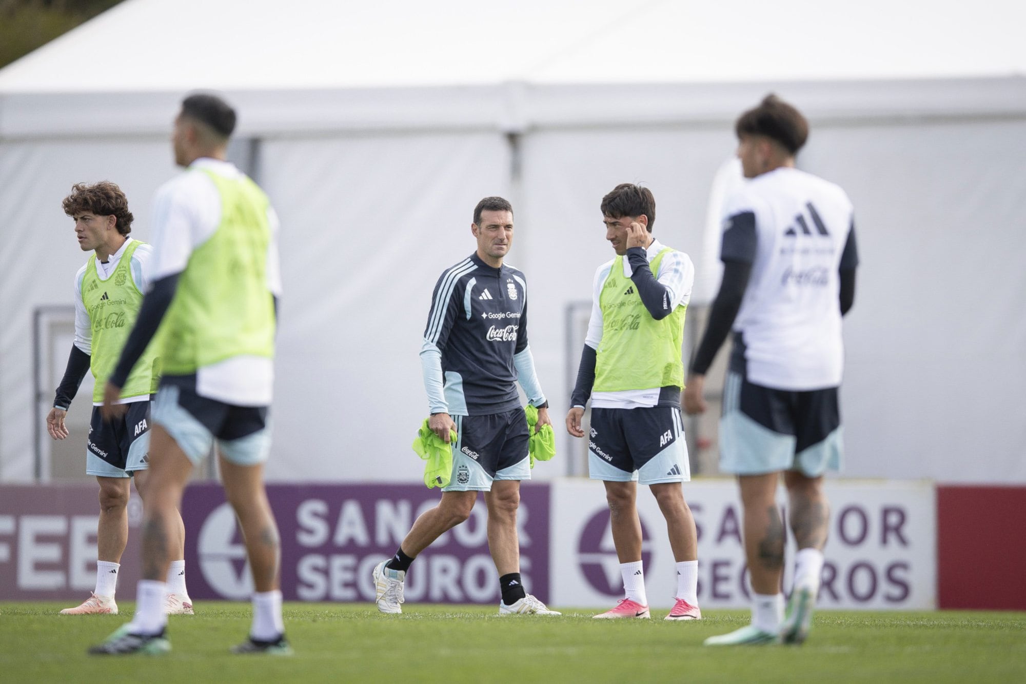 El entrenador ya trabaja en la renovación del plantel, otra señal de que su intención es continuar al frente de la selección