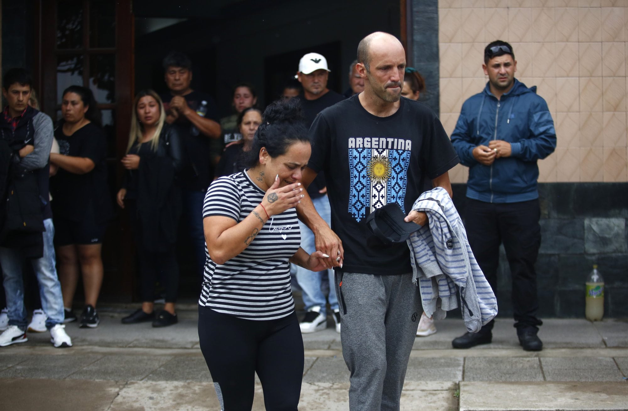 Carrizo, visiblemente conmocionada al salir de la sala velatoria