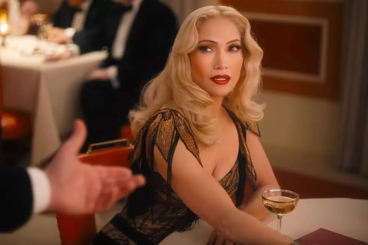Jennifer Lopez es la última encarnación en cine de Aurora, en la versión de 2025 dirigida por Bill Condon