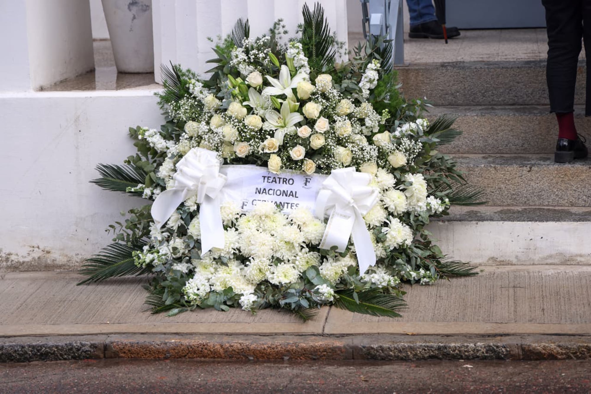 Una corona del Teatro Nacional Cervantes, entre las ofrendas recibidas en el homenaje