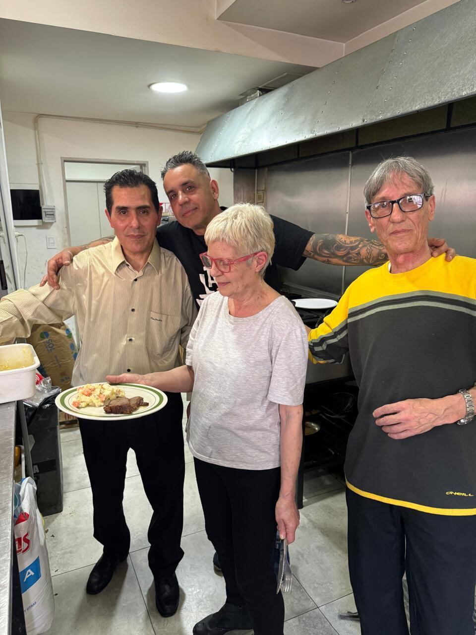 Contratar a personas jubiladas y a adultos de más de 45 años fue el objetivo de la pareja porque ellos todavía sirven y tienen mucho para dar