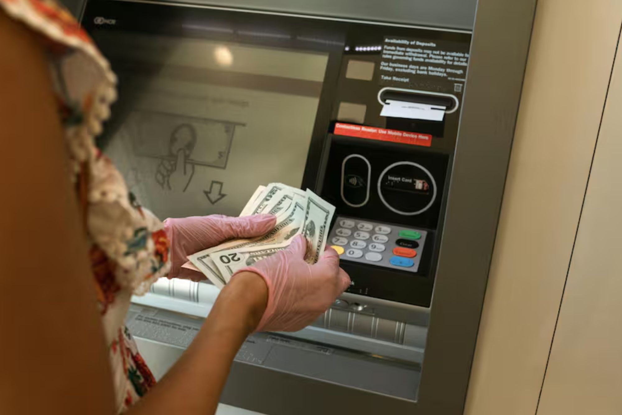 Algo inesperado golpea a familiares de mexicanos migrantes: qué pasa con las remesas desde California y Texas