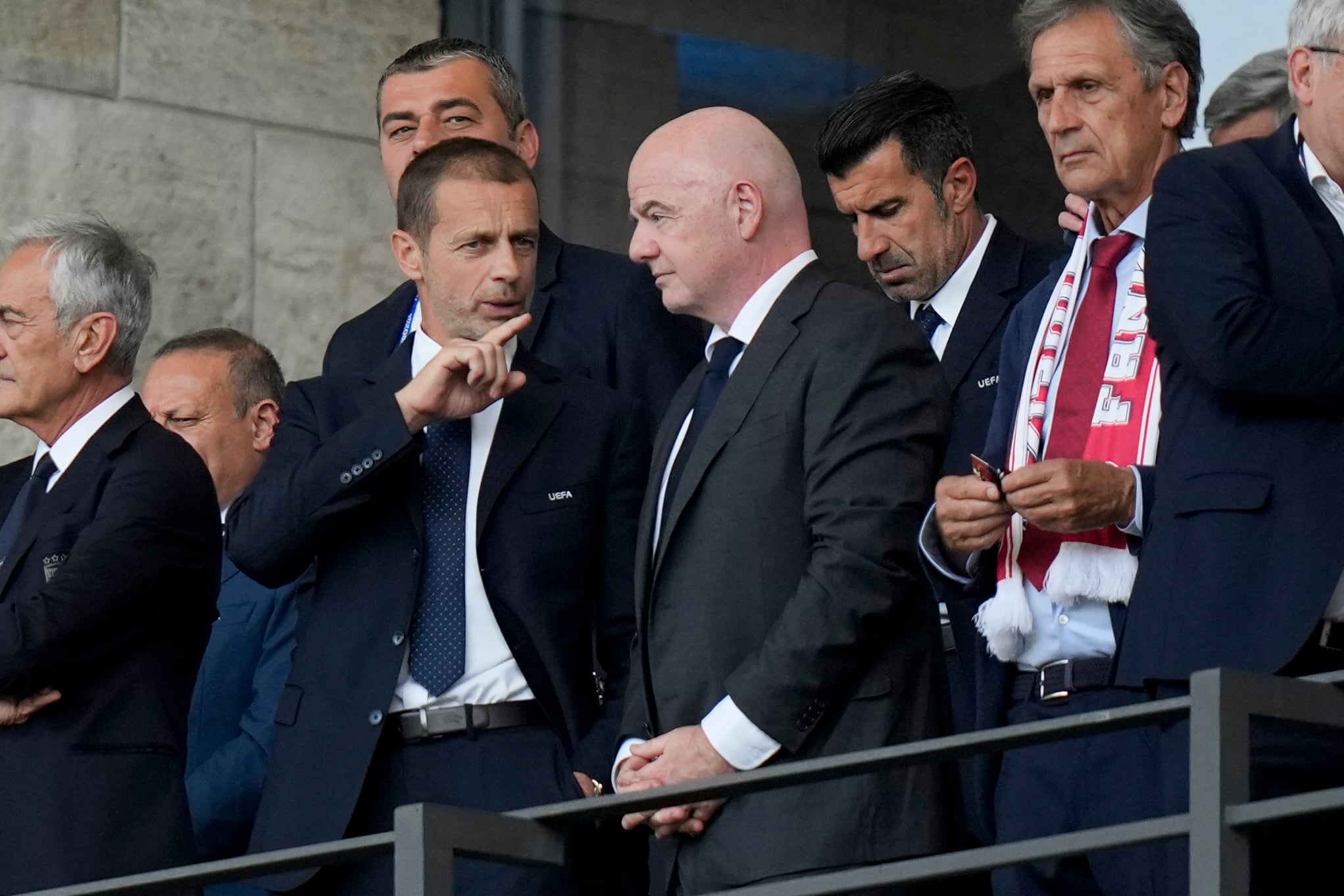 El presidente de la UEFA, Aleksander Ceferin, habla con el presidente de la FIFA, Gianni Infantino, antes de un partido entre Suiza e Italia, por la Eurocopa 2024