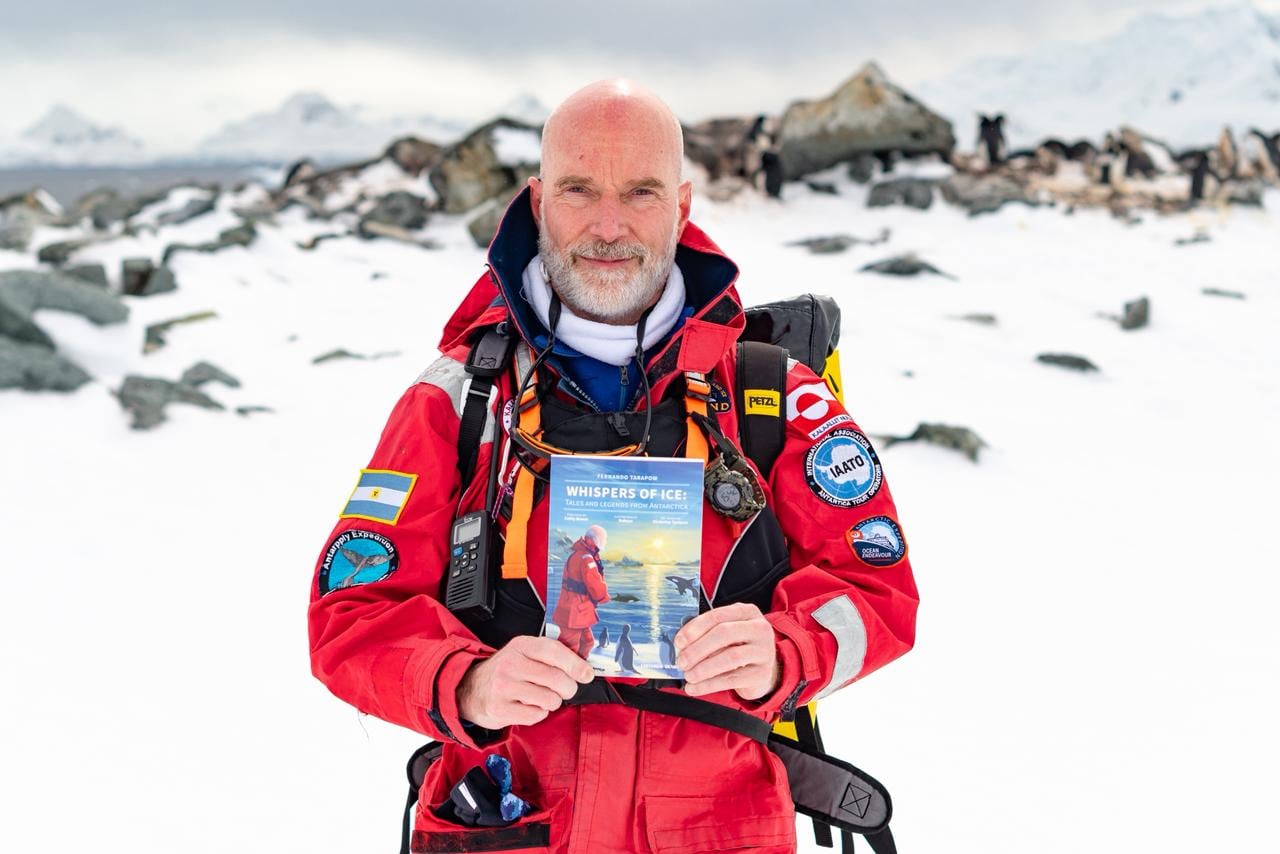 Con uno de sus libros.