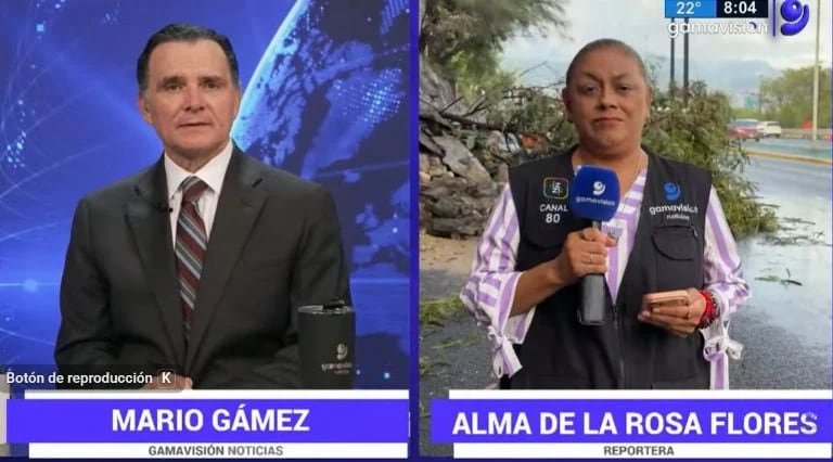 La periodista Alma de la Rosa Flores hablando con el conductor Mario Gámez, segundos antes del accidente