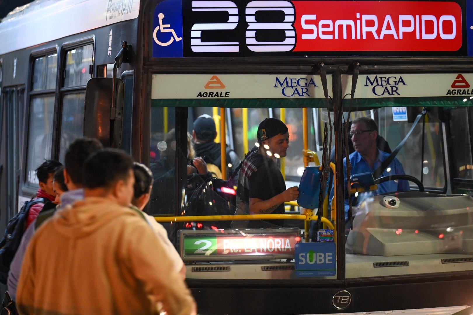 Paro de colectivos, en vivo: qué líneas no funcionan y hasta cuándo seguirá la medida hoy