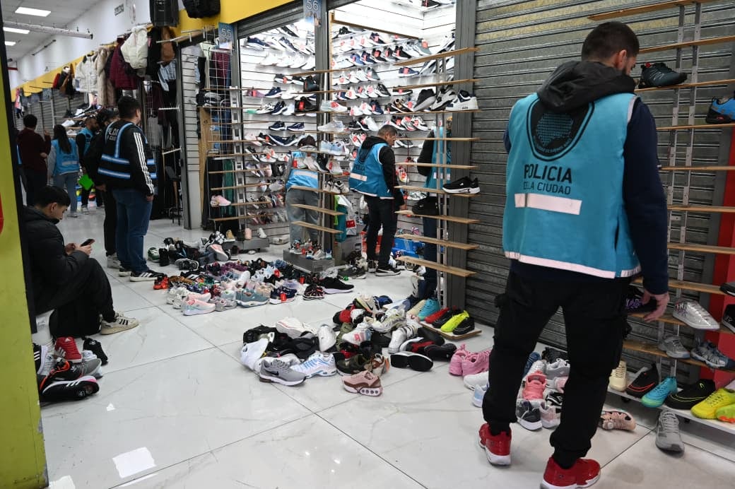 Secuestran 2700 pares de zapatillas de contrabando en una galería comercial de Retiro 7 Las zapatillas de contrabando secuestradas en Retiro están valuadas en más de 160 millones de pesos