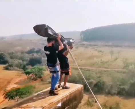 El instructor de bungee detenido por la muerte de una joven había simulado arrojar un cadáver desde el mismo puente