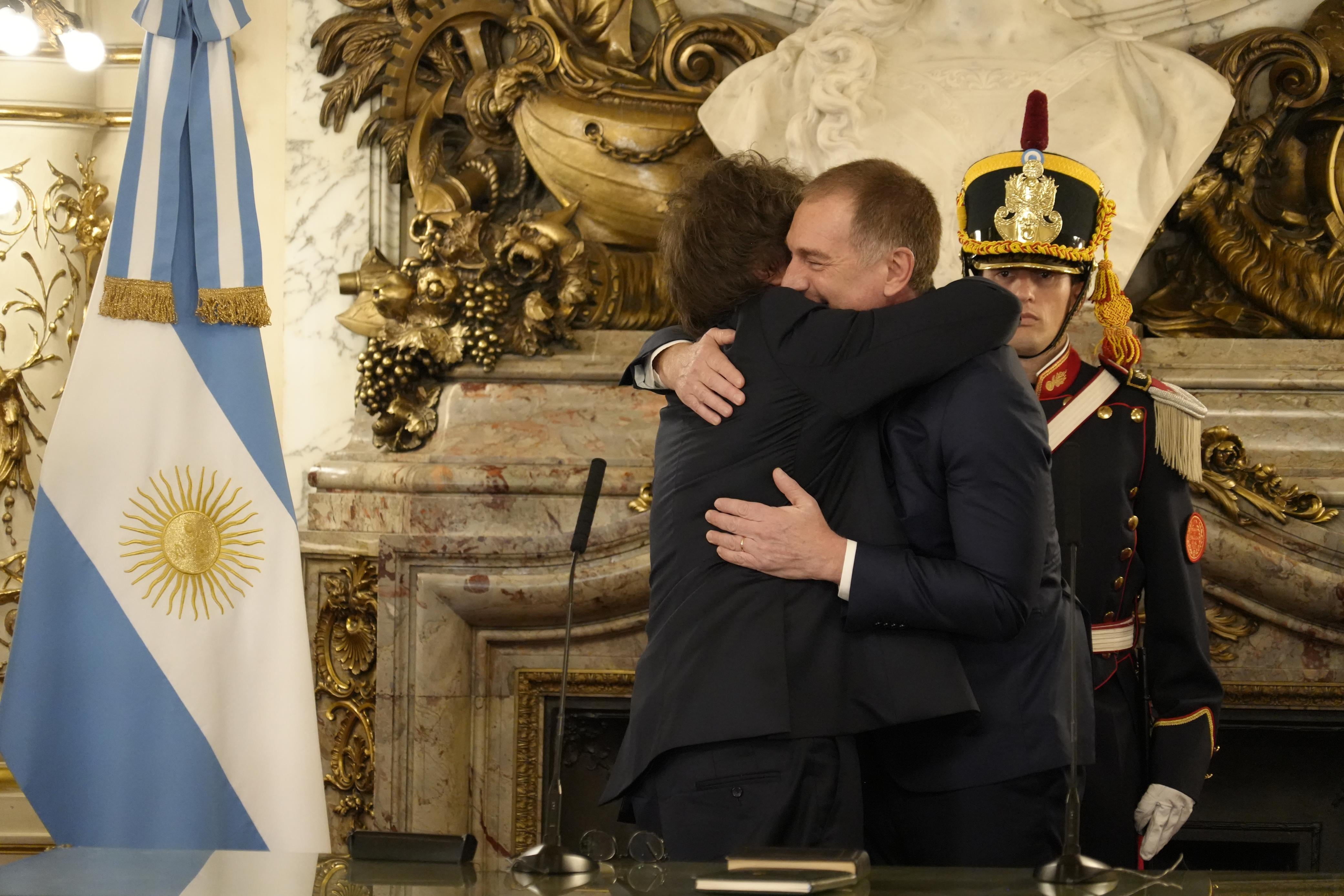 Diego Santilli con el presidente Javier Milei el día que asumió como ministro del Interior
