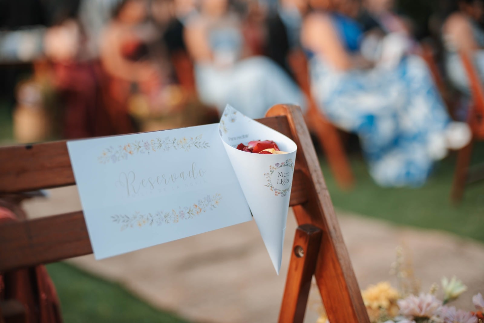 Muchas parejas dejan un asiento vacío en su boda como un homenaje simbólico para recordar a un ser querido que ya falleció