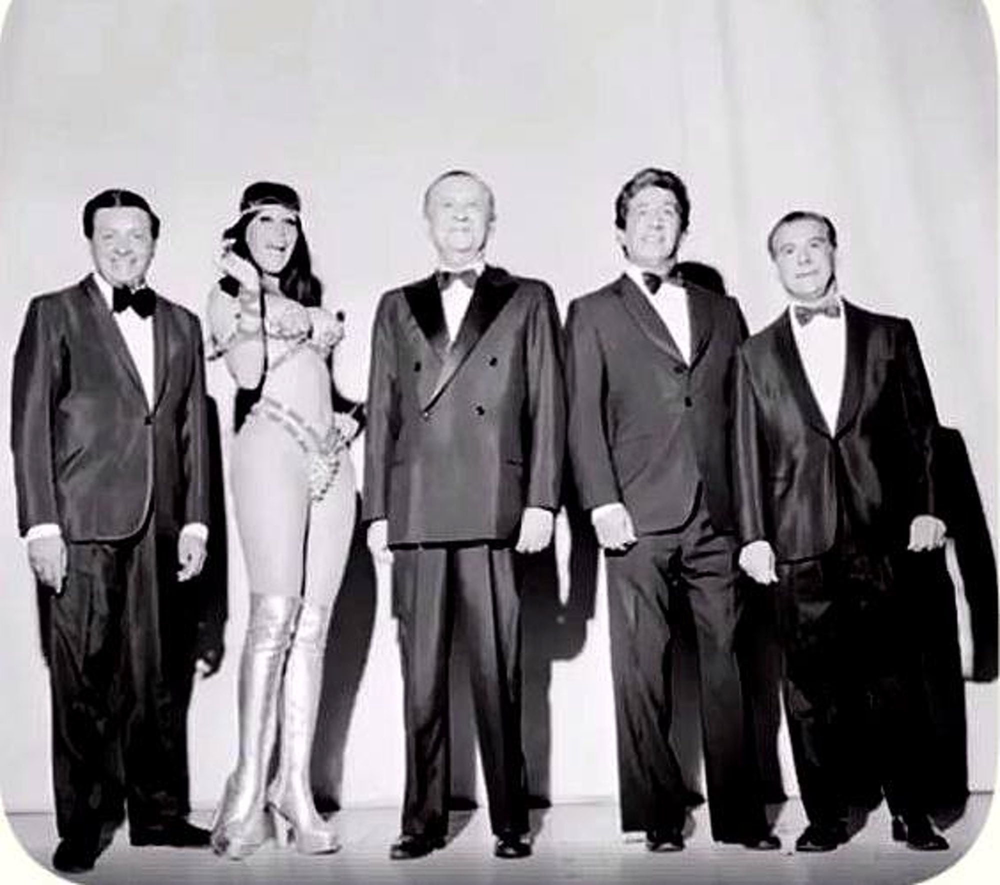 Un año antes del golpe de Estado, Moria Casán compartía escenario con Alfredo Barbieri, Don Pelele, Adolfo Stray y Rafael Carret en la revista de Carlos A. Petit y Francisco Reymundo que llevaba el sugestivo título de Aquí se mata de risa