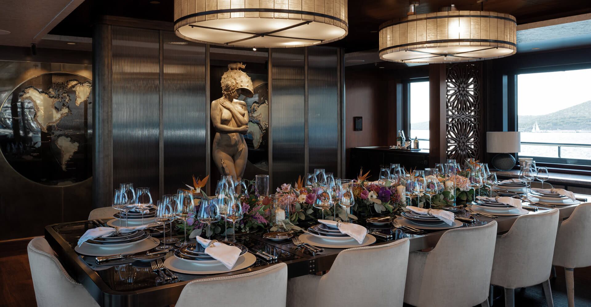 El comedor, con la mesa puesta y los 12 lugares (foto: designunlimited.net)