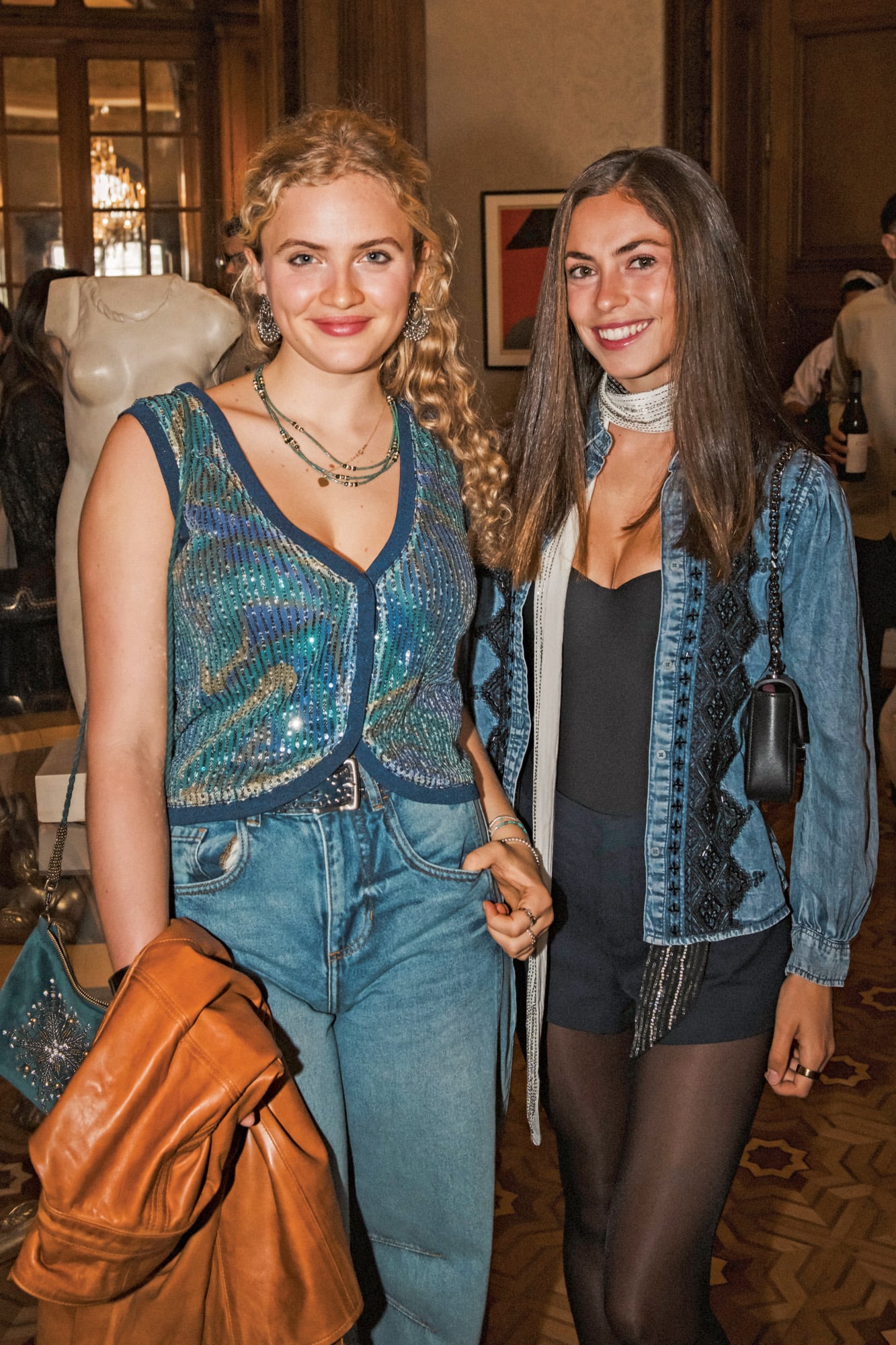 Maia Mayorga y Allegra Antelo, con looks juveniles y descontracturados donde el denim fue el gran protagonista