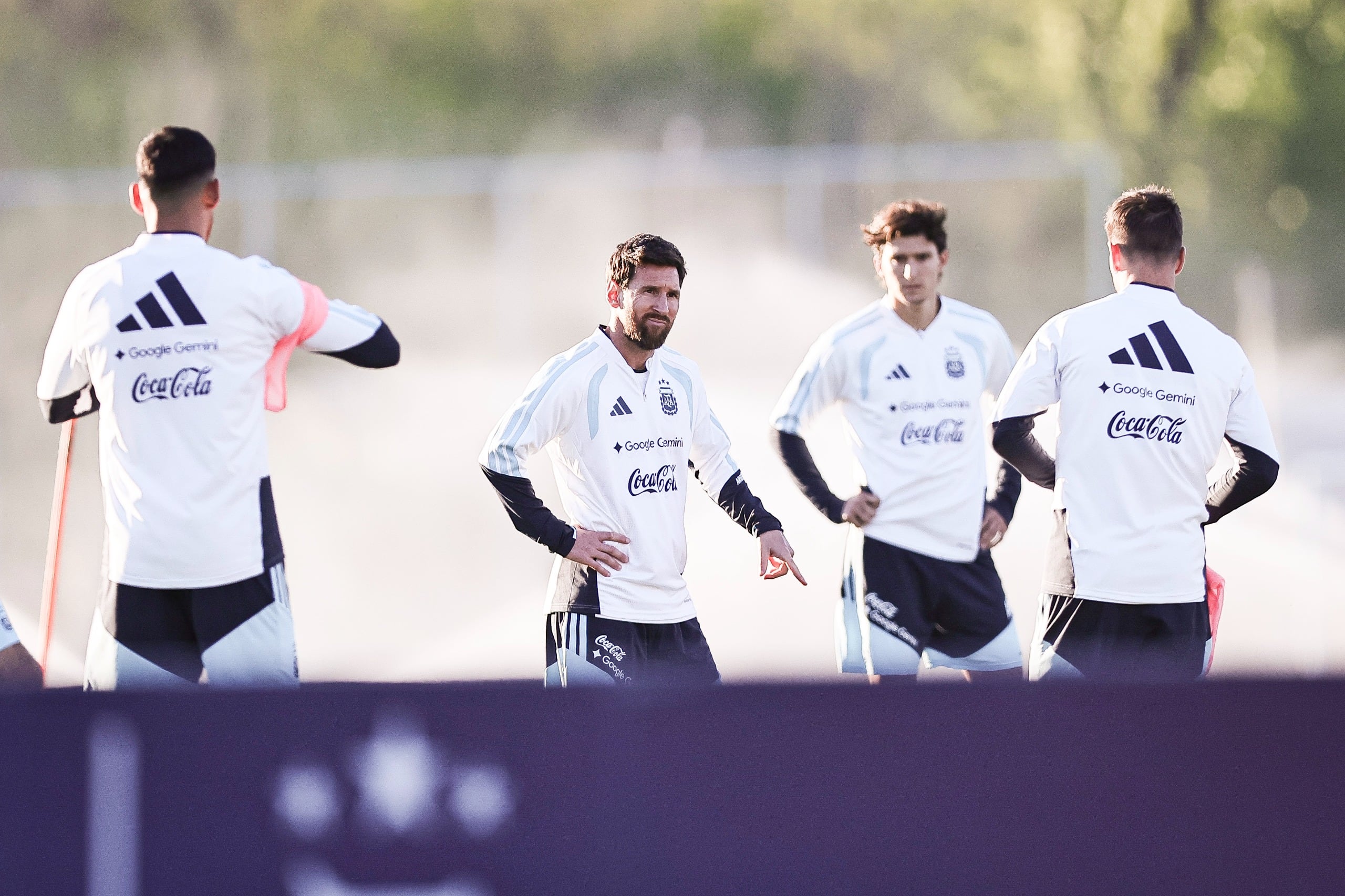 Messi fue el gran centro de atención de la práctica, tanto para las cámaras como para sus compañeros, en especial para los juveniles que comparten sus primeras horas junto a él