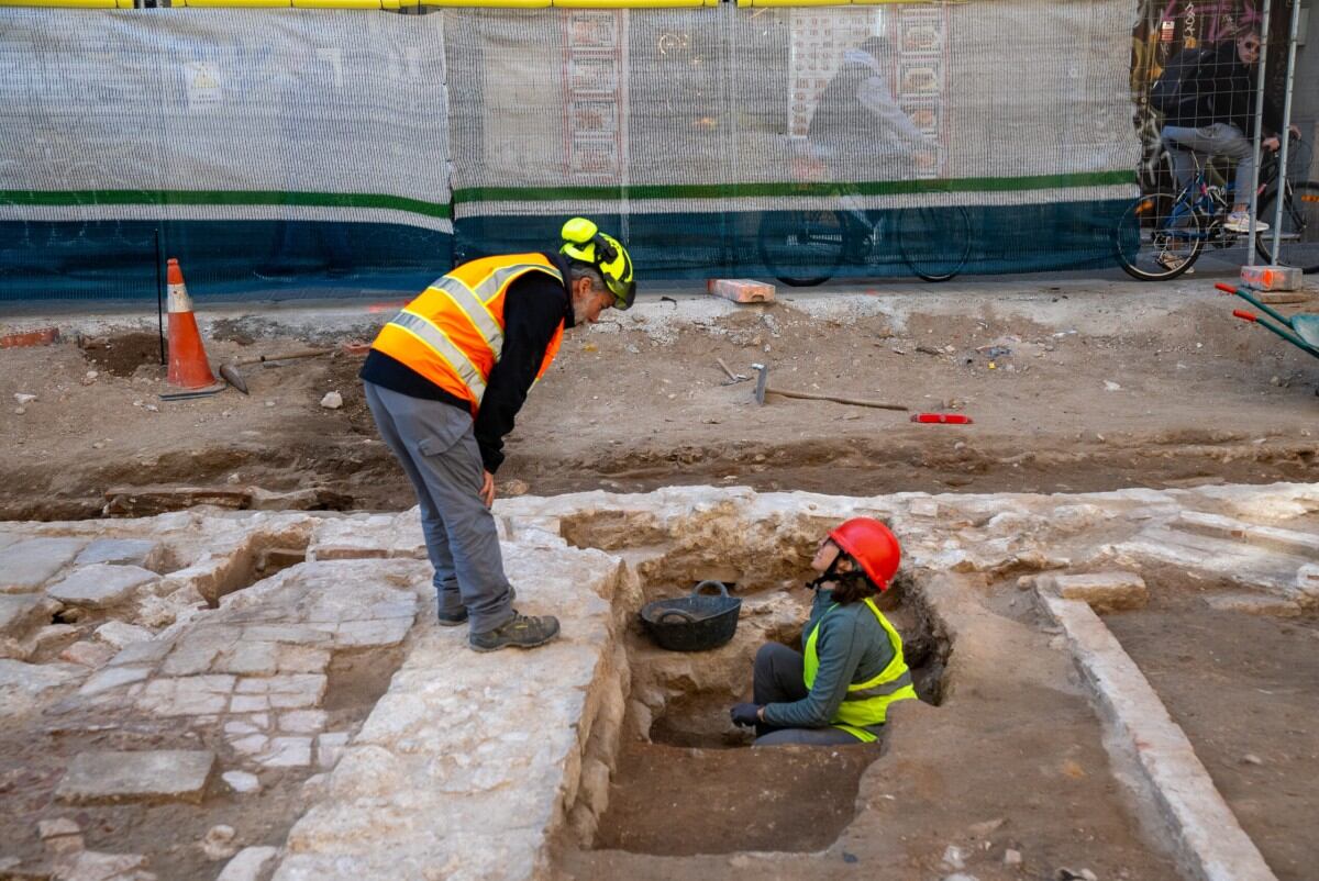 Fragmento del pavimento original de las Voltes, que conecta con las históricas calles Fusteria y Ample