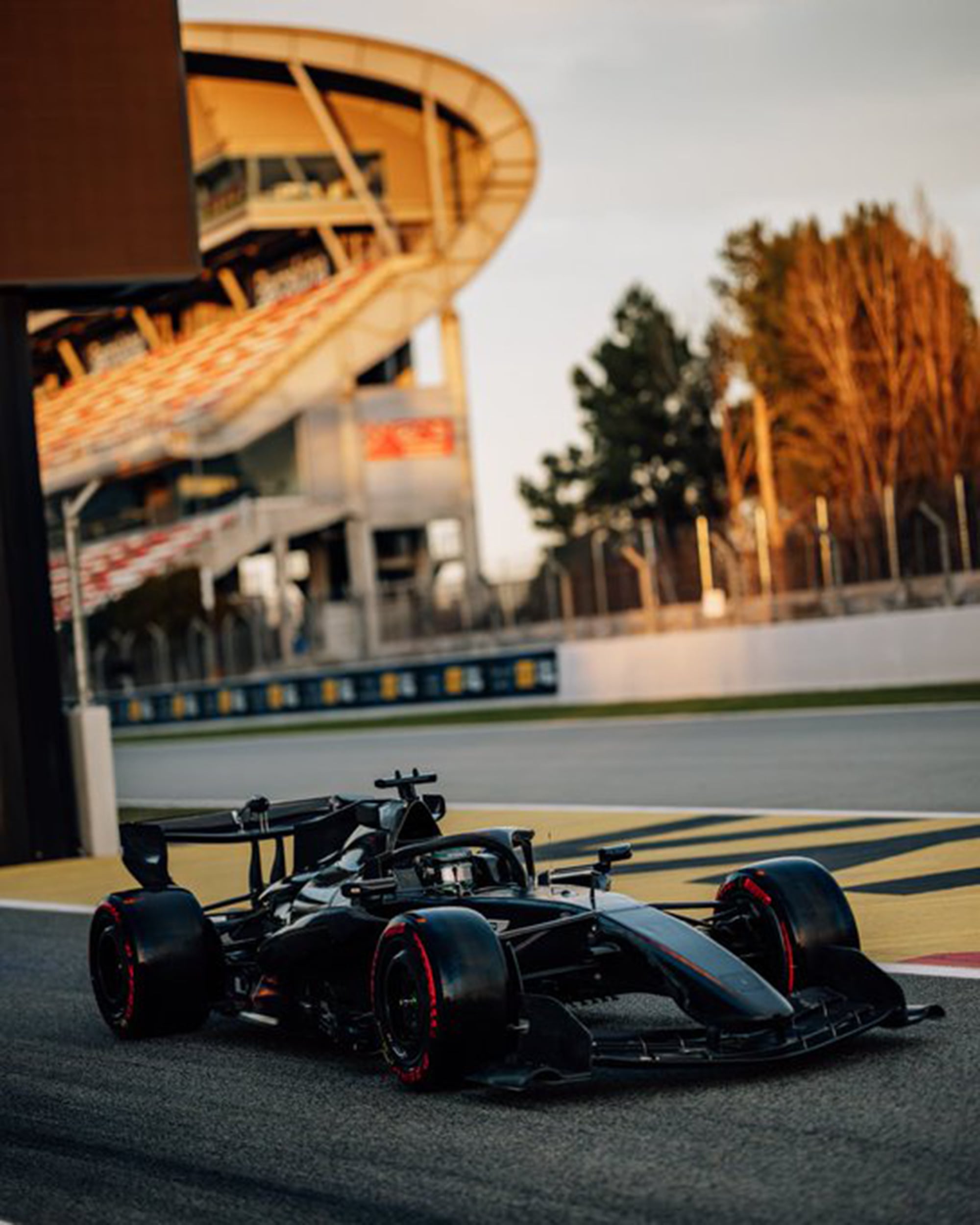 De negro lució Aston Martin, que el 9 de febrero realizará la presentación oficial del AMR26