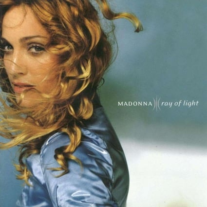 Además de ser un éxito de ventas y críticas, el disco Ray of Light marca una etapa introspectiva para Madonna