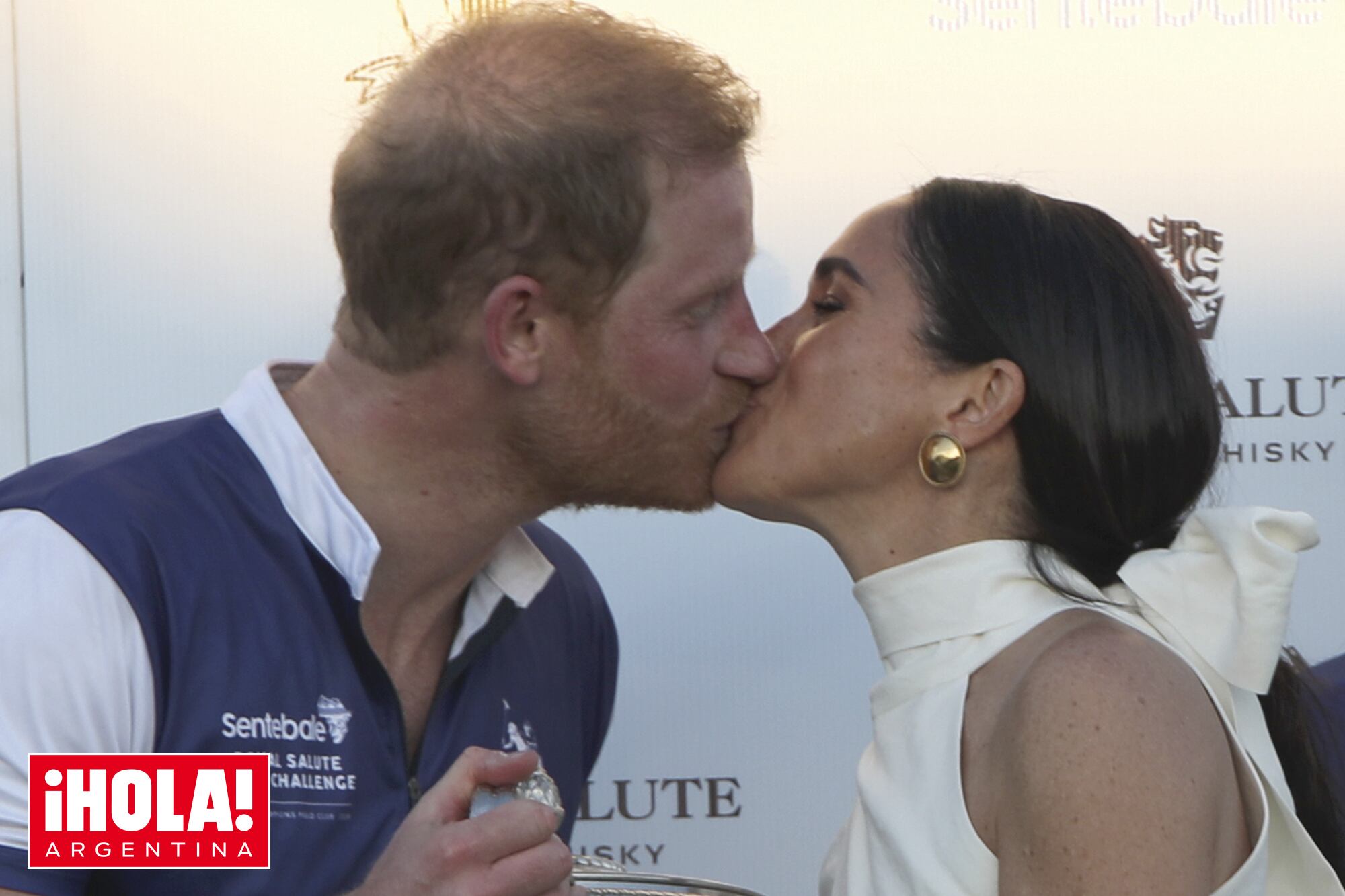 Harry y Meghan reaparecieron con un beso de película en un evento solidario, junto a dos amigos argentinos